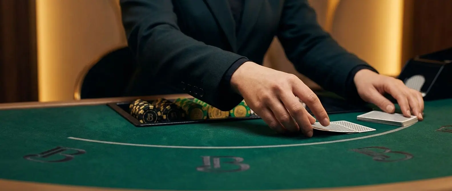 Tavolo blackjack live in primo piano con dealer, carte e fiches in stile premium